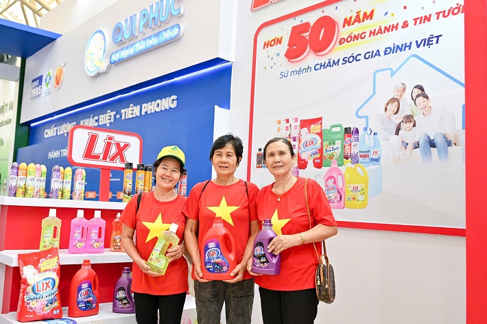 khách tham quan triển lãm 5