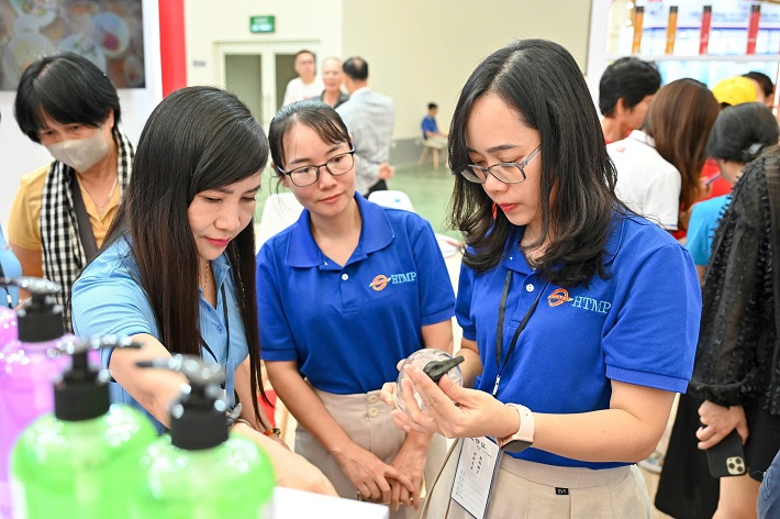 khách tham quan triển lãm 6