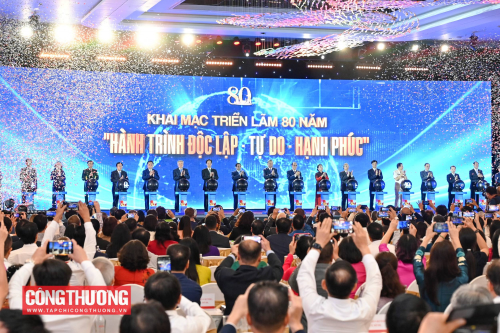 Các đại biểu thực hiện nghi thức khai mạc Triển lãm thành tựu đất nước “80 năm hành trình Độc lập - Tự do - Hạnh phúc”