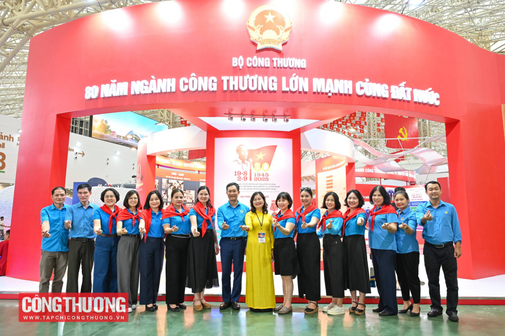 Đoàn Công Thương Việt Nam tham quan gian triển lãm 80 năm Ngành Công Thương lớn mạnh cùng đất nước