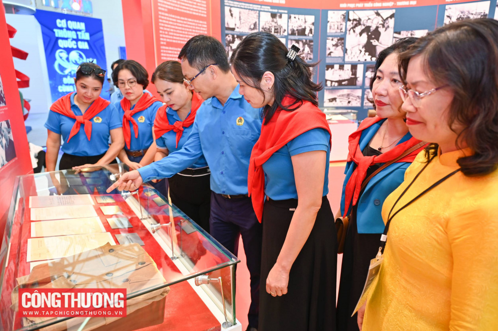 Các đoàn viên Công đoàn Công Thương Việt Nam đọc các Sắc lệnh do Chủ tịch Hồ Chí Minh ký về việc thành lập các cơ quan tiền thân của Bộ Công Thương; thư của Chủ tịch Hồ Chí Minh gửi giới Công Thương Việt Nam năm 1945, gửi công nhân mỏ Apatit Lào Cai năm 1959