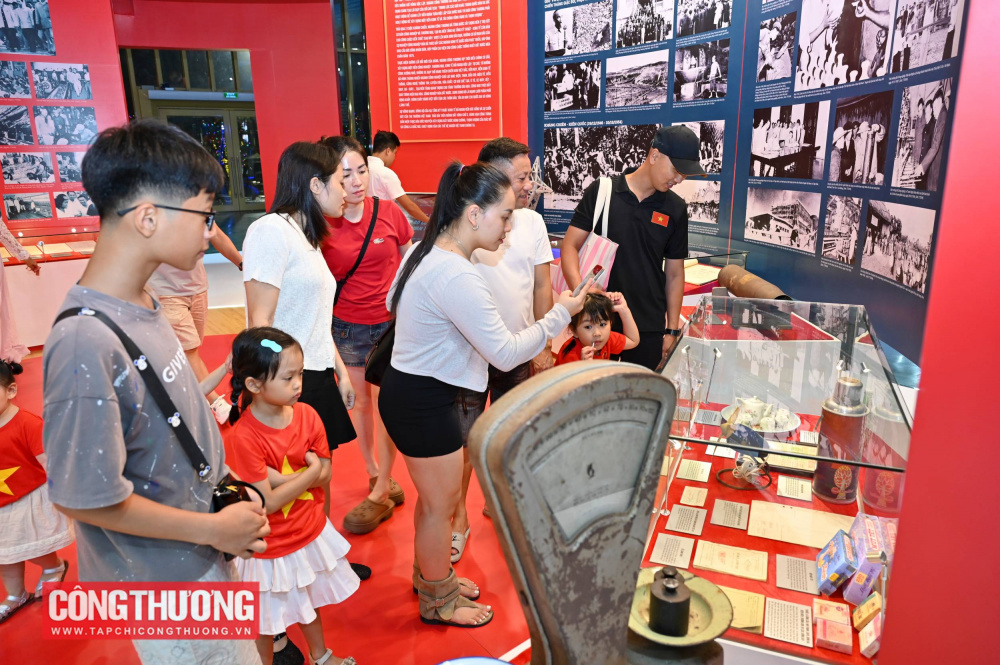 Khu vực Ngành Công Thương - 80 năm lịch sử hào hùng thu hút nhiều người dân tham quan, giới thiệu lịch sử phát triển của ngành Công Thương từ năm 1945 đến nay qua các hình ảnh tiêu biểu, hiện vật lịch sử, và câu chuyện tiêu biểu của từng thời kỳ 