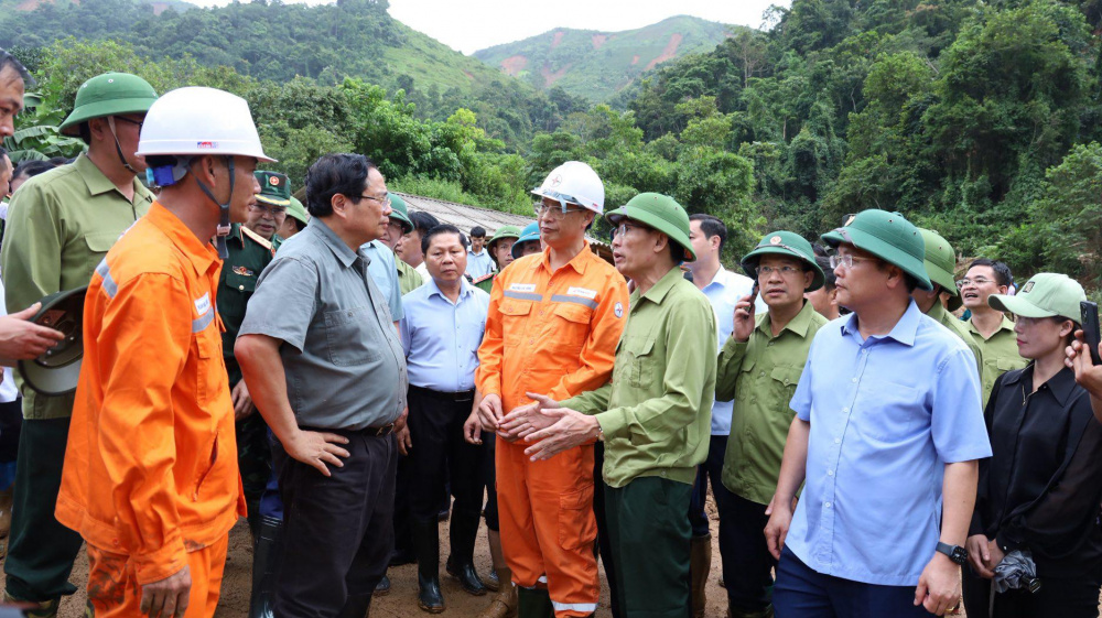 Ngày 3/8, tại tỉnh Điện Biên, Thủ tướng Phạm Minh Chính và đoàn công tác đã tới hiện trường, thăm hỏi, động viên người dân chịu ảnh hưởng, thiệt hại nặng nề do mưa lũ, sạt lở đất tại xã Na Son, xã Tìa Dình, xã Xa Dung