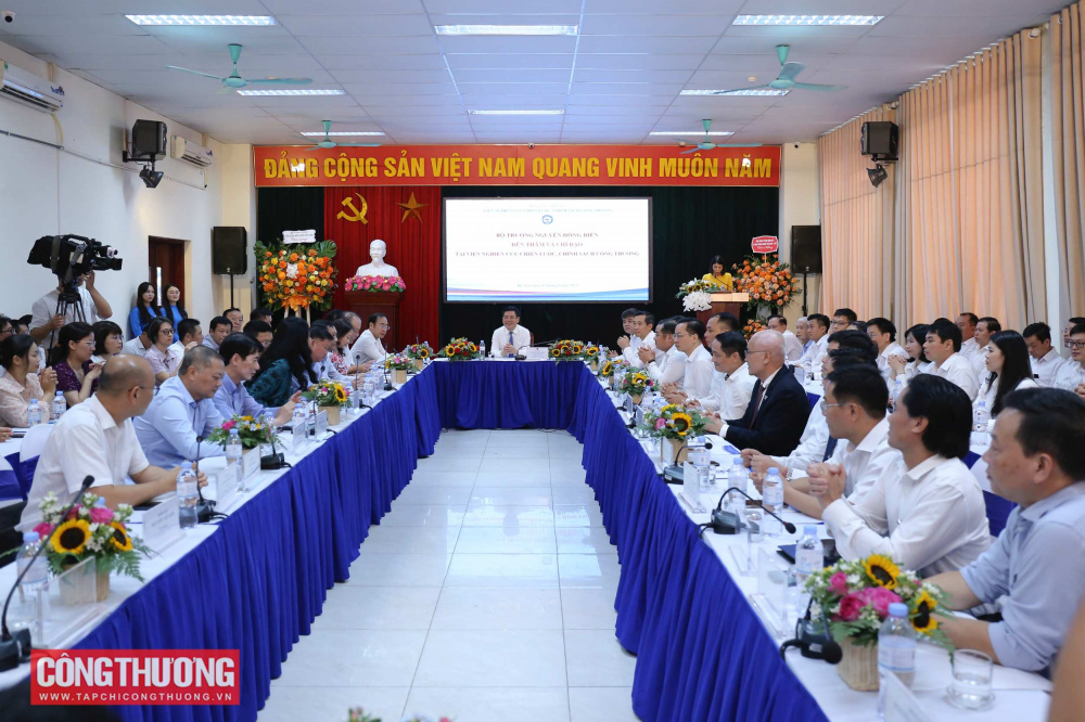 Bộ trưởng Bộ Công Thương Nguyễn Hồng Diên thăm và làm việc với Viện Nghiên cứu Chiến lược, Chính sách Công Thương