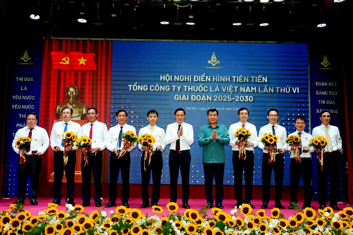 Các cá nhân và tập thể điển hình tiên tiến trong phong trào thi đua 