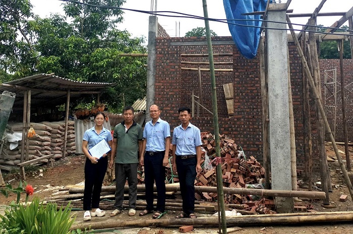 Đại diện lãnh đạo Công ty và Công đoàn Công ty trao hỗ trợ cho gia đình Mẹ Việt Nam Anh hùng Nguyễn Thị Dậu