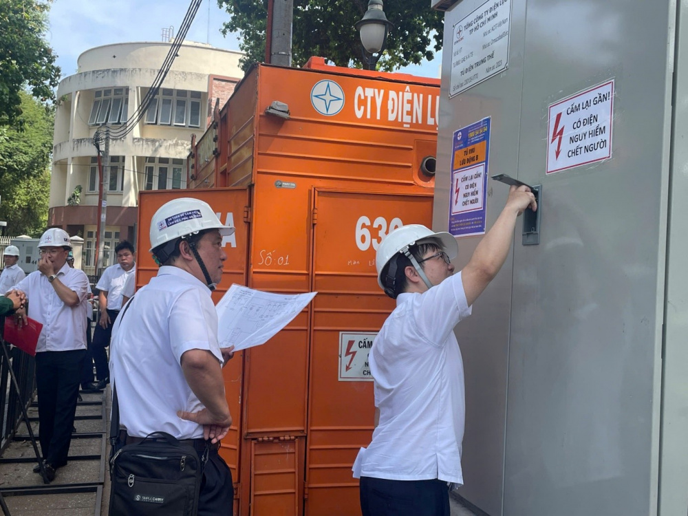 Kiểm tra hệ thống điện cho khu vực tổ chức Lễ kỷ niệm 80 năm Cách mạng tháng 8 và Quốc khánh 2/9 tại trung tâm thành phố.
