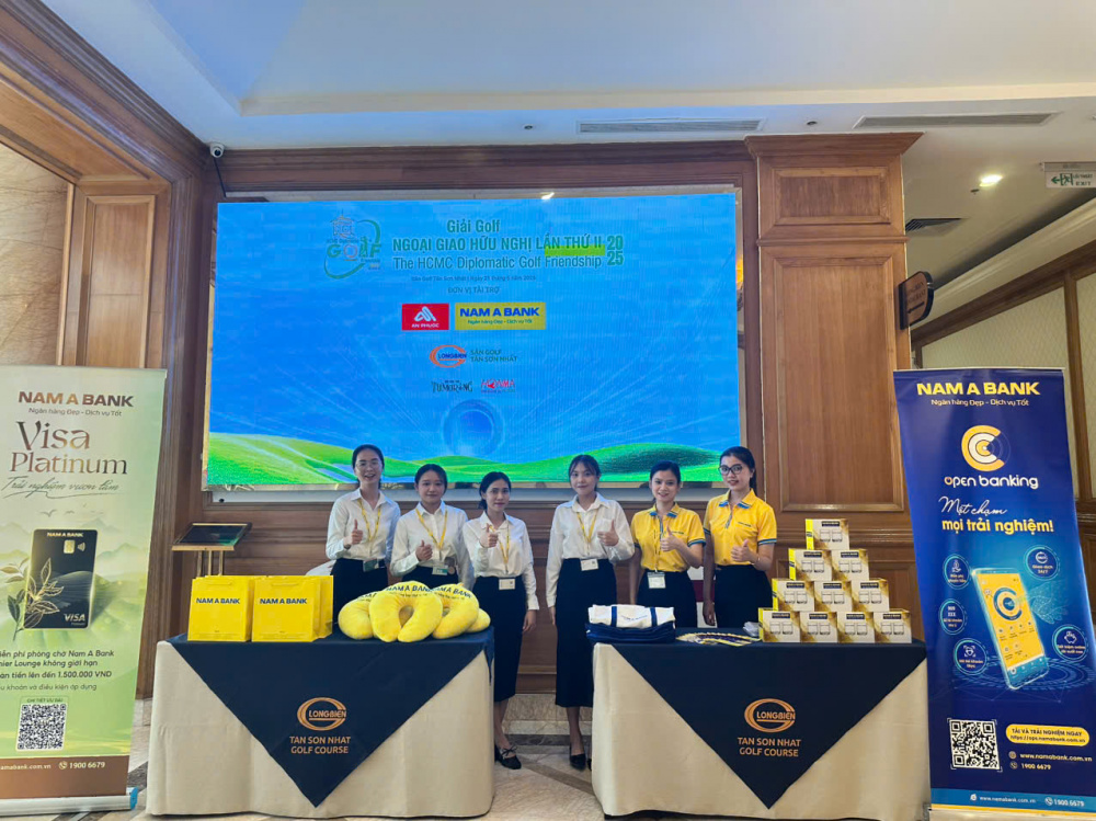 Sinh viên năm nhất Tài chính – Ngân hàng, Cao đẳng Sài Gòn tư vấn dịch vụ tại Giải Golf ngoại giao