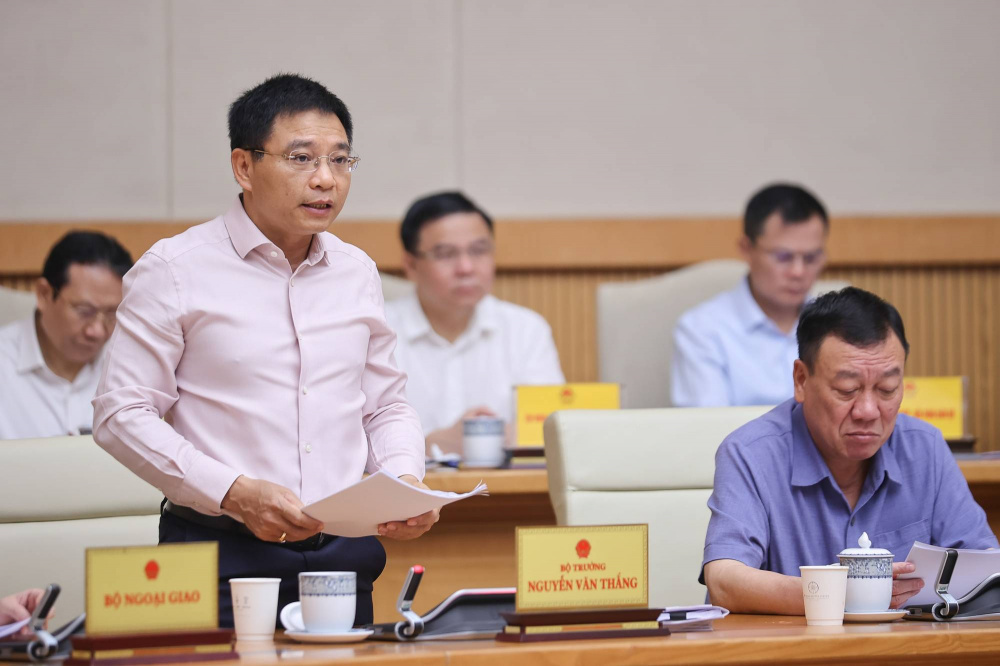 Bộ trưởng Bộ Tài chính Nguyễn Văn Thắng báo cáo tình hình kinh tế xã hội tháng 7 và 7 tháng qua tại  Phiên họp Chính phủ thường kỳ tháng 7 - Ảnh VGP