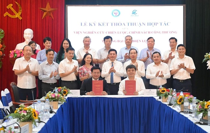 PGS.TS Đinh Văn Châu và TS Nguyễn Văn Hội, Viện trưởng Viện Nghiên cứu chiến lược, chính sách công thương trao bản ký kết Thỏa thuận hợp tác