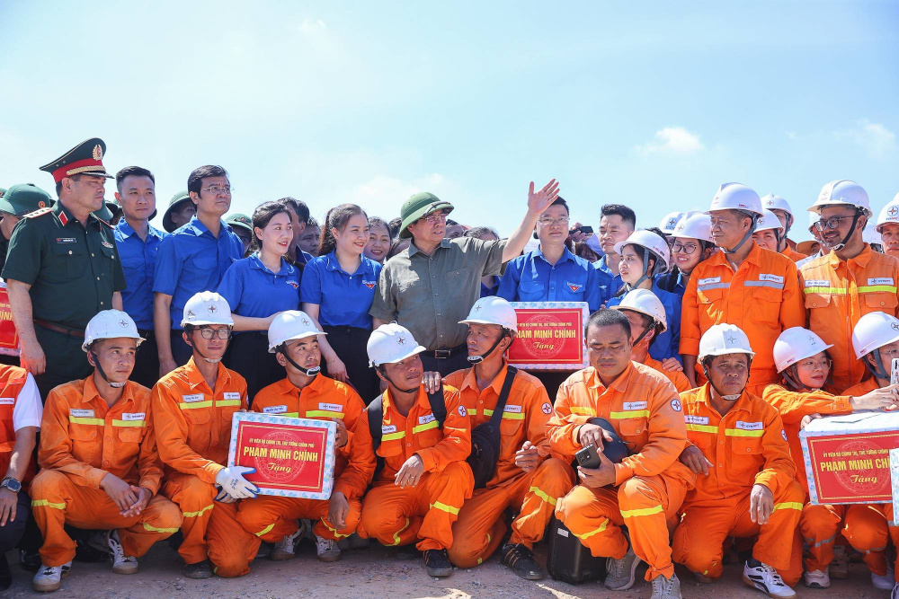 Thủ tướng đồng thời lưu ý các đơn vị quan tâm, chăm lo đời sống, giữ gìn sức khoẻ người lao động trong điều kiện nắng nóng hiện nay - Ảnh: VGP/Nhật Bắc