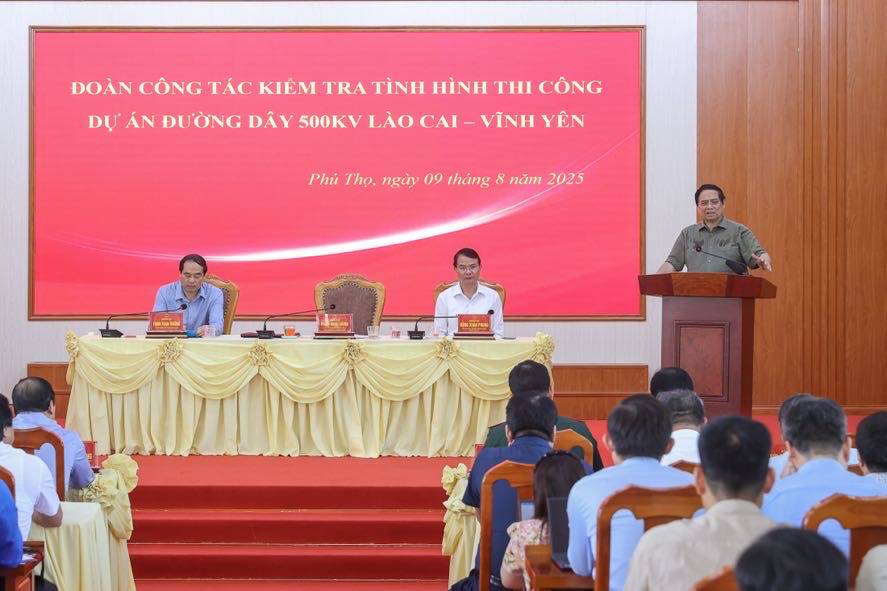 Thủ tướng làm việc với lãnh đạo các bộ, ngành, EVN - chủ đầu tư, các nhà thầu và lãnh đạo 2 tỉnh Lào Cai, Phú Thọ giải quyết các khó khăn, vướng mắc, quyết tâm hoàn thành dự án "càng sớm càng tốt" - Ảnh: VGP/Nhật Bắc