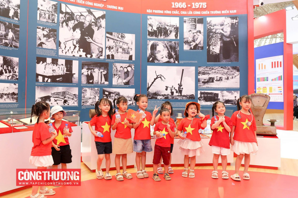Những vị khách nhí đáng yêu với "một ngàn lẻ một" câu hỏi về những chiếc phích, quạt con cóc được trưng bày trong tủ kính