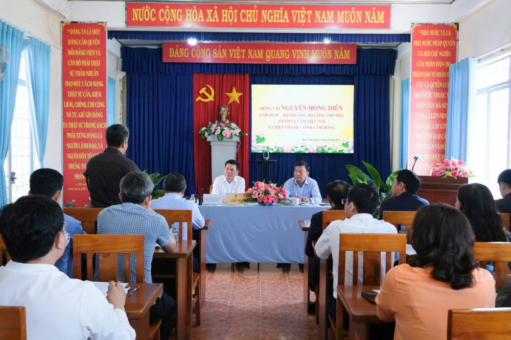 ộ trưởng Bộ Công Thương Nguyễn Hồng Diên thăm và làm việc với xã Hiệp Thạnh (tỉnh Lâm Đồng).