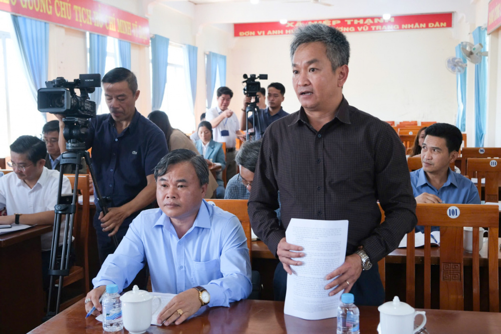Ông Nguyễn Quang Hiệp, Chủ tịch UBND xã Hiệp Thạnh đã báo cáo về tình hình kinh tế - xã hội, an ninh quốc phòng trên địa bàn xã.