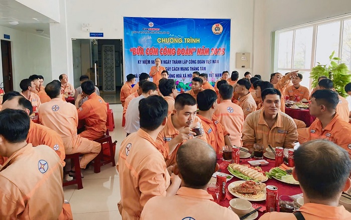 Bữa cơm Công đoàn tổ chức tại khu vực Vĩnh Tân