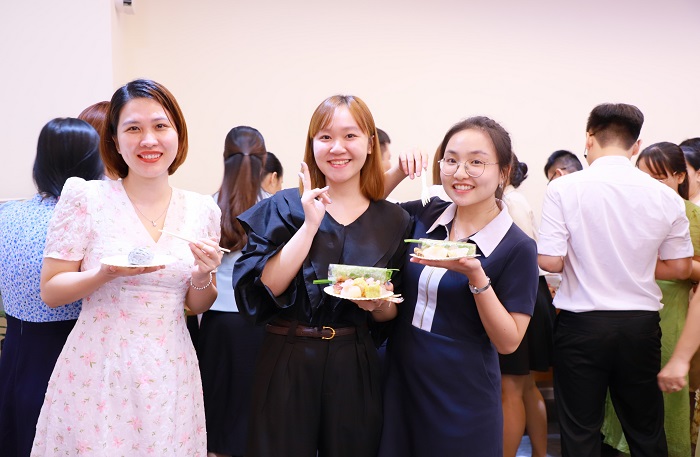 CBCNV Cơ quan Tổng công ty  tự chọn món ăn và nước uống tại “Bữa cơm Công đoàn”.