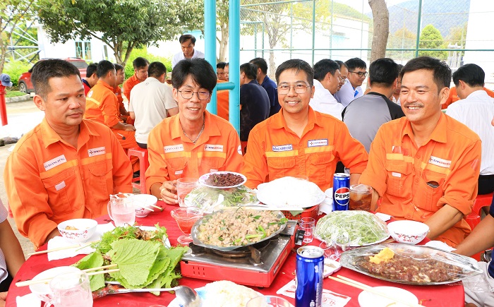 Các công nhân Công ty Thủy điện Buôn Kuốp quây quần bên mâm cơm Công đoàn năm 2025