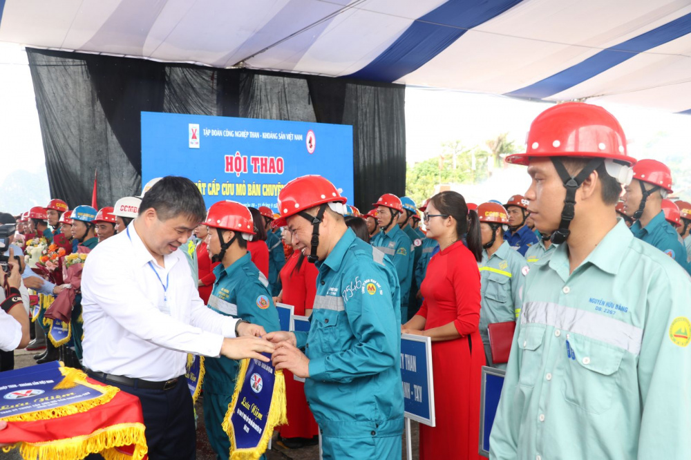 cấp cứu mỏ 1
