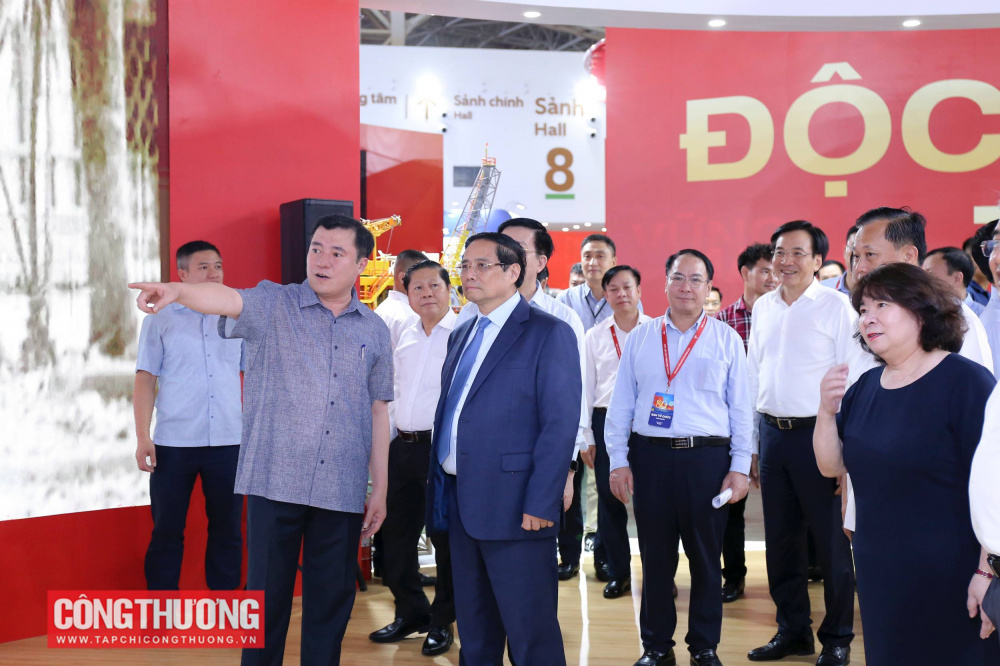 Tối 26/8/2025, Thủ tướng Chính phủ Phạm Minh Chính đã đến thăm và kiểm tra công tác chuẩn bị gian Triển lãm "80 năm Ngành Công Thương lớn mạnh cùng đất nước" và các gian triển lãm trong khuôn khổ Triển lãm thành tựu đất nước.