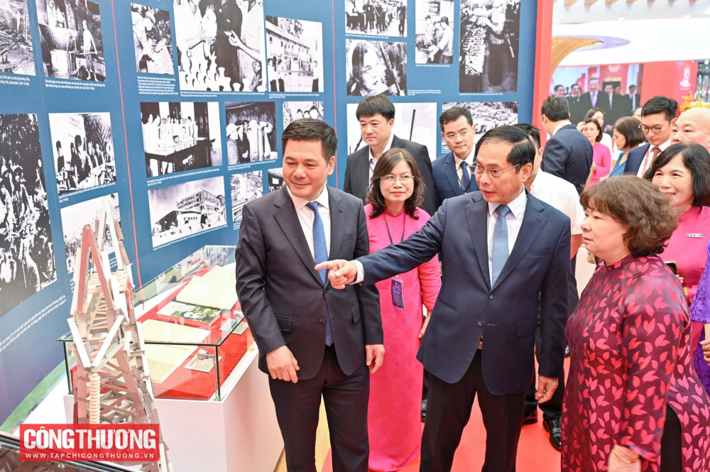 Sáng 28/8/2025, trong khuôn khổ Triển lãm thành tựu đất nước “80 năm hành trình Độc lập - Tự do - Hạnh phúc”, Phó Thủ tướng Chính phủ, Bộ trưởng Bộ Ngoại giao Bùi Thanh Sơn đã đến thăm gian triển lãm 80 năm Ngành Công Thương lớn mạnh cùng đất nước.