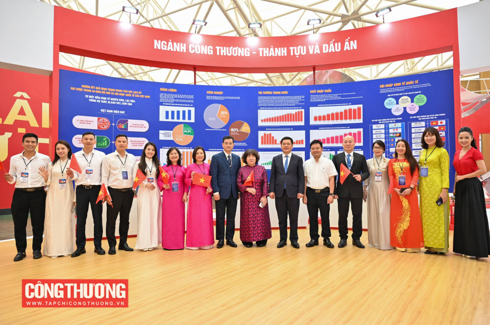 Từ khi gian triển lãm bắt đầu thi công, đây là lần thứ 3 Bộ trưởng Nguyễn Hồng Diên thăm, kiểm tra tiến độ và công tác chuẩn bị tại hiện trường. Ở các lần đến thăm, Bộ trưởng đánh giá cao công tác chuẩn bị kĩ lưỡng, thi công khẩn trương của các đơn vị. Đặc biệt, Bộ trưởng đánh giá cao và biểu dương Tạp chí Công Thương đã nỗ lực hoàn thành khối lượng công việc lớn trong thời gian ngắn.