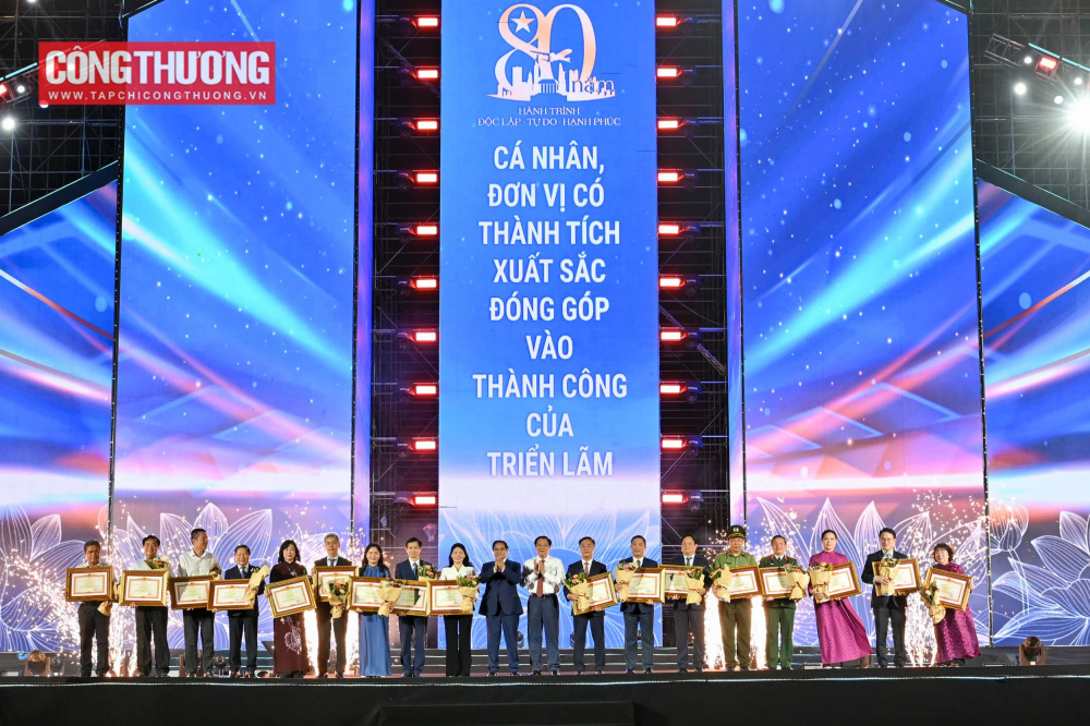 Thủ tướng Chính phủ Phạm Minh Chính và Trưởng Ban Nội chính Trung ương Phan Đình Trạc trao bằng khen và hoa chúc mừng cho các cá nhân, đơn vị có thành tích xuất sắc đóng góp vào thành công của triển lãm