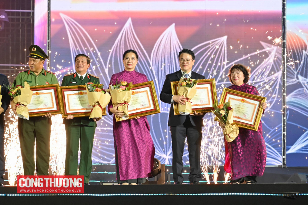 Bà Đặng Thị Ngọc Thu - Tổng Biên tập Tạp chí Công Thương đại diện nhận Bằng khen của Thủ tướng Chính phủ cho Tạp chí Công Thương