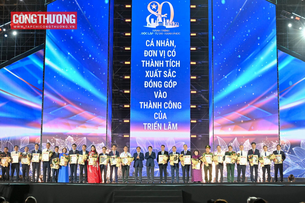 Phó Thủ tướng Bùi Thanh Sơn và Bộ trưởng Bộ Công an Lương Tam Quang trao giải thưởng “Không gian trưng bày tiêu biểu” cho các đơn vị tham gia