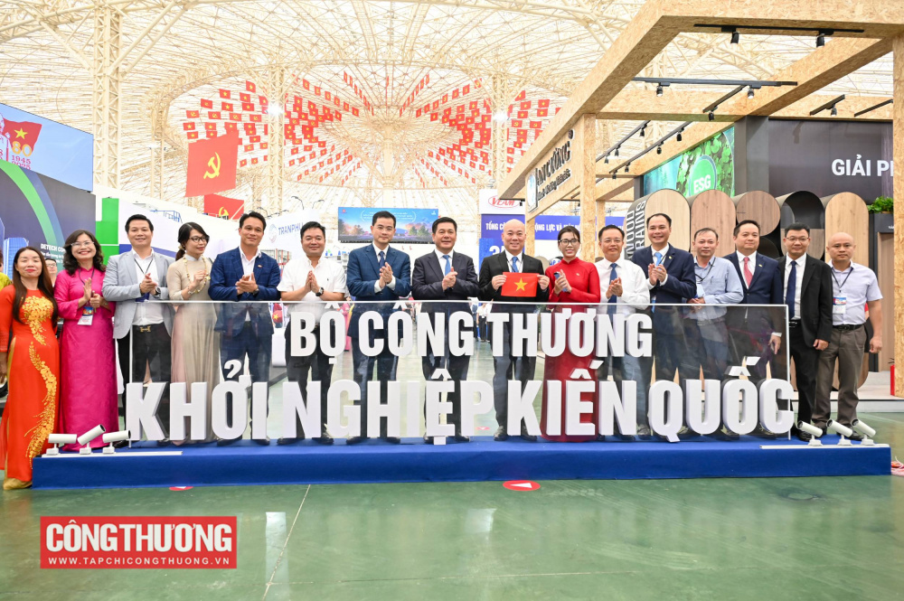 Thăm các gian triển lãm, Bộ trưởng Nguyễn Hồng Diên đánh giá cao sự nỗ lực của Cục Xúc tiến thương mại trong công tác tổ chức triển khai khu triển lãm, qua đó góp phần tôn vinh vai trò của doanh nghiệp theo tinh thần Nghị quyết số 68 của Bộ Chính trị về phát triển kinh tế tư nhân, coi doanh nghiệp tư nhân là một trong những động lực quan trọng của nền kinh tế.  Bộ trưởng cũng đánh giá cao các doanh nghiệp đã tích cực tham gia triển lãm, mang đến những màu sắc đa dạng cho khu "Khởi nghiệp kiến quốc", chung tay làm nên một thương hiệu quốc gia Việt Nam rất đẹp nhân dịp kỷ niệm 80 năm Ngày Quốc Khánh.