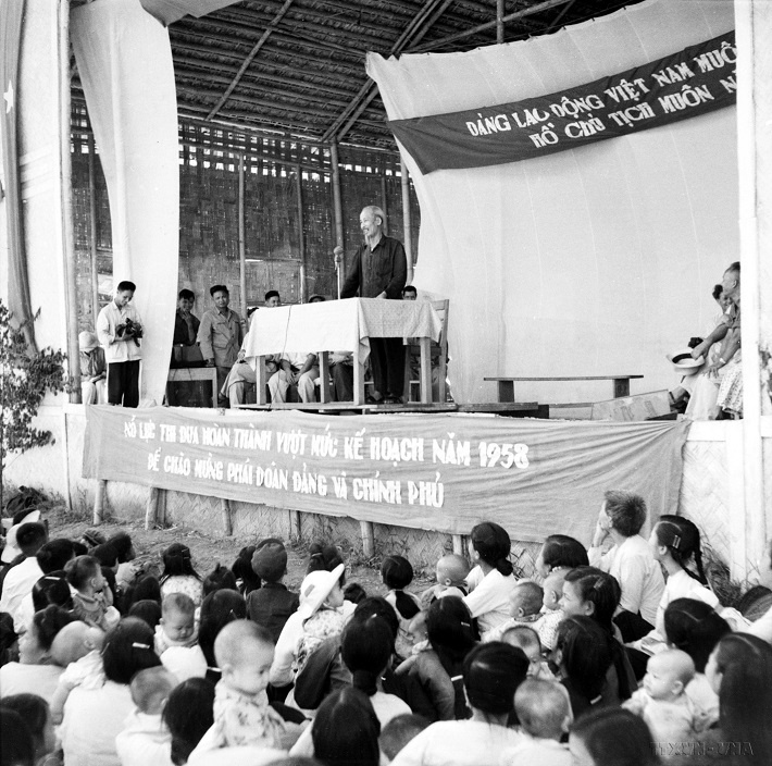 chủ tịch Hồ Chí Minh thăm mỏ apatit Việt Nam