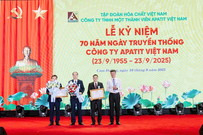 ông tuấn tặng hoa apatit Việt Nam