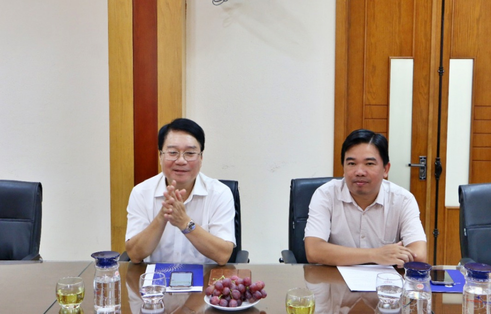 ông Dư chủ trì buổi làm việc
