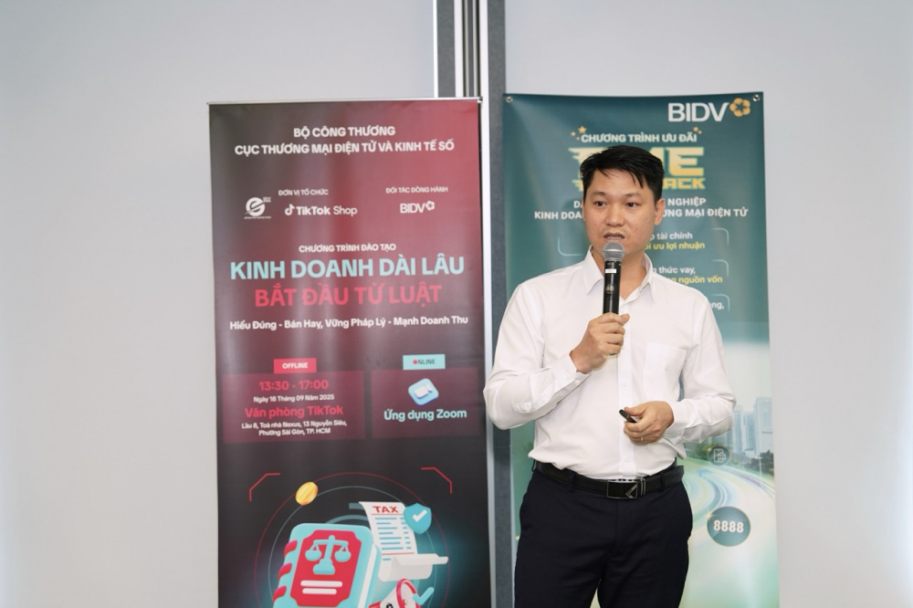 ông Trần Trọng Ninh - Chuyên viên chính Phòng Quản lý Thuế số 2, Chi cục Thuế Thương mại điện tử đã trực tiếp đối thoại và giải đáp chi tiết các thắc mắc liên quan đến chính sách và nghĩa vụ thuế trong thương mại điện tử của cộng đồng nhà bán hàng và nhà sáng tạo nội dung TikTok Shop