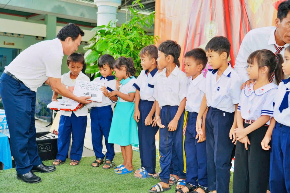 thủy điện Sông Ba Hạ trao quà
