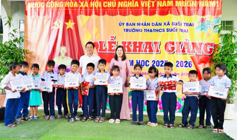 thủy điện sông ba hạ trao quà