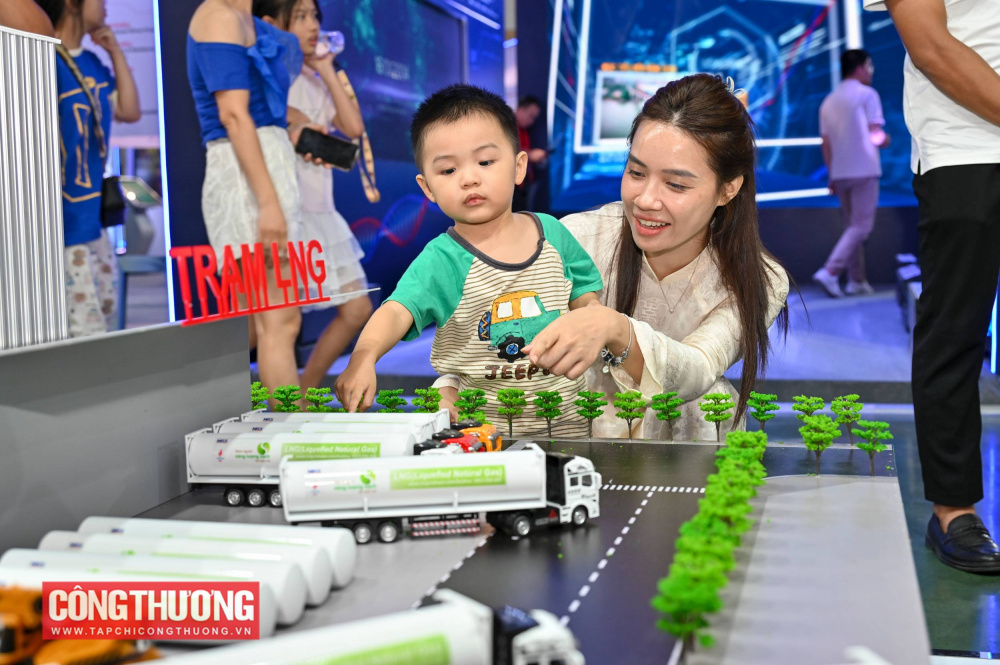 Mô hình chuỗi nhập khẩu, vận chuyển, phân phối LNG được trưng bày tại tại triển lãm 80 năm Ngành Công Thương lớn mạnh cùng đất nước trong khuôn khổ Triển lãm thành tựu Đất nước Ngày 9/9/2024, ngành công nghiệp khí Việt Nam ghi nhận cột mốc lịch sử mới khi Tổng công ty Khí Việt Nam (PV GAS) lần đầu tiên vận chuyển thành công 180.000 m3 khí thiên nhiên hóa lỏng (khí LNG) từ Nam ra Bắc bằng phương tiện tàu hỏa sau 3 ngày di chuyển. Đoàn tàu LNG này sử dụng các toa xe chuyên dụng chở ISO Tank nhằm giữ LNG ở nhiệt độ -162oC trong suốt quãng đường dài 1.700 km. Sau khi đến ga Đông Anh (Hà Nội), LNG được chuyển sang các xe bồn chuyên dụng để phục vụ các hộ tiêu thụ công nghiệp tại miền Bắc. Bộ trưởng Bộ Công Thương Nguyễn Hồng Diên tham quan mô hình chuỗi nhập khẩu, vận chuyển, phân phối LNG trong ngày khai mạc triển lãm Ý tưởng được đưa ra từ tháng 8/2021, ngay giữa cao điểm mùa dịch Covid-19, giúp tối ưu chi phí, mở ra cơ hội cung cấp khí sạch đến toàn bộ thị trường dọc tuyến đường sắt Bắc - Trung - Nam. Đặc biệt, hoạt động này giúp hoàn thiện chuỗi cung ứng LNG của PV GAS, mở rộng khả năng cung ứng ra cả nước, đặc biệt là tại những nơi cách xa trung tâm đầu mối nhập khẩu (LNG hub) mà không có mạng lưới đường ống dẫn khí. Theo đó, LNG được PV GAS nhập khẩu qua đường biển về Kho LNG Thị Vải (TP. Hồ Chí Minh), lưu trữ tại các bồn chứa, sau đó được tái hoá khí để vận chuyển bằng đường ống, xe bồn, hoặc tàu hoả đến các khách hàng. Quá trình phân phối LNG toàn diện, linh hoạt giúp đáp ứng tốt hơn nhu cầu đa dạng của thị trường, cũng như thúc đẩy quá trình chuyển dịch năng lượng của Việt Nam. Nhiều đoàn khách tham quan, người dân bày tỏ sự quan tâm đến mô hình đặc biệt Theo báo cáo của Bộ Công Thương, những năm qua, Việt Nam đã huy động được nhiều thành phần kinh tế tham gia sản xuất kinh doanh khí, huy động đa dạng nguồn vốn đầu tư cho cơ sở hạ tầng công nghiệp khí. Bên cạnh vận hành an toàn các hệ thống đường ống dẫn khí (hệ thống đường ống Rạng Đông - Bạch Hổ - Bà Rịa Vũng Tàu, hệ thống đường ống Nam Côn Sơn; đường ống dẫn khí PM3 - Cà Mau), hoàn thành đường ống Nam Côn Sơn 2 giai đoạn 2, các hệ thống thu gom khí và đường ống đấu nối liên kết mỏ thuộc Bể Cửu Long, bể Nam Côn Sơn (đường ống Sao Vàng - Đại Nguyệt, Đại nguyệt - Thiên Ưng, Thiên Ưng - Đại Hùng), ngành dầu khí đã phát triển hệ thống nhập khẩu, sản xuất tiêu thụ các sản phẩm khí bao gồm: Nhà máy xử lý khí Dinh Cố, Nhà máy xử lý khí Cà Mau, hệ thống kho, cảng nhập LPG, LNG nhà máy sản xuất CNG, nhà máy sản xuất đạm, các hộ tiêu thụ khí thấp áp góp phần đảm bảo an ninh năng lượng và an ninh lương thực quốc gia. Việc phát triển hạ tầng ngành công nghiệp khí từ khâu khai thác, vận chuyển và phân phối đã cung cấp ổn định nguồn khí cho phát triển công nghiệp gồm các nhà máy điện - khí, các nhà máy sản xuất phân đạm và các hộ tiêu thụ công nghiệp khác tại khu vực Đông Nam Bộ và Tây Nam Bộ, góp phần vào sự phát triển kinh tế chung của đất nước (khí được cung cấp để sản xuất ra lượng điện trên 34,5 tỷ kWh/năm chiếm 14% sản lượng điện toàn quốc; trên 1,5 triệu tấn/năm, chiếm 70-75% nhu cầu nội địa). Ngoài ra, đã các đơn vị cũng đã thực hiện tốt hoạt động tiếp nhận chuyển giao công nghệ của nước ngoài, đào tạo đội ngũ cán bộ kỹ thuật - kinh tế và quản lý khí... Một số hình ảnh mô hình chuỗi nhập khẩu, vận chuyển phân phối LNG trưng bày tại triển lãm: Quyết định số 60/QĐ-TTg ngày 16/1/2017 của Thủ tướng Chính phủ phê duyệt Quy hoạch phát triển ngành công nghiệp khí Việt Nam đến năm 2025, định hướng đến năm 2035 đặt mục tiêu, giai đoạn 2026 - 2035 phấn đấu phát triển thị trường khí với quy mô đạt 23 - 31 tỷ m3/năm. Tiếp tục phát triển thị trường điện là thị trường trọng tâm tiêu thụ khí (bao gồm LNG nhập khẩu) với tỷ trọng khoảng 70 - 80% tổng sản lượng khí, đáp ứng nguồn nhiên liệu khí đầu vào để sản xuất điện. Phát triển lĩnh vực hóa dầu từ khí, tăng cường đầu tư chế biến sâu khí thiên nhiên để nâng cao giá trị gia tăng sản phẩm khí, tạo ra các nguyên, nhiên, vật liệu để phục vụ phát triển sản xuất công nghiệp trong nước, hướng tới xuất khẩu, giảm tỷ trọng nhập siêu. Tiếp tục duy trì và mở rộng hệ thống phân phối khí cho các hộ tiêu thụ công nghiệp, giao thông vận tải, sinh hoạt đô thị nhằm mục đích bảo vệ môi trường và nâng cao giá trị sử dụng của khí. Phát triển đồng bộ hệ thống phân phối khí thấp áp và hệ thống phân phối khí nén thiên nhiên (CNG) làm tiền đề để phát triển hệ thống phân phối khí cung cấp cho giao thông vận tải.