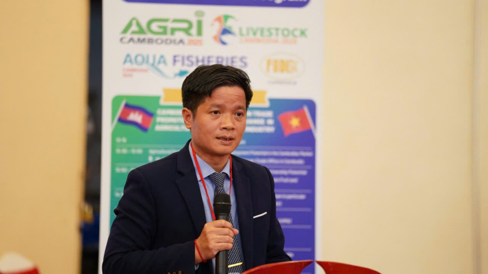 Các đại biểu cắt băng khai mạc Hội chợ Nông nghiệp, Chăn nuôi, Thủy sản, Thực phẩm, Đồ uống Campuchia 2025
