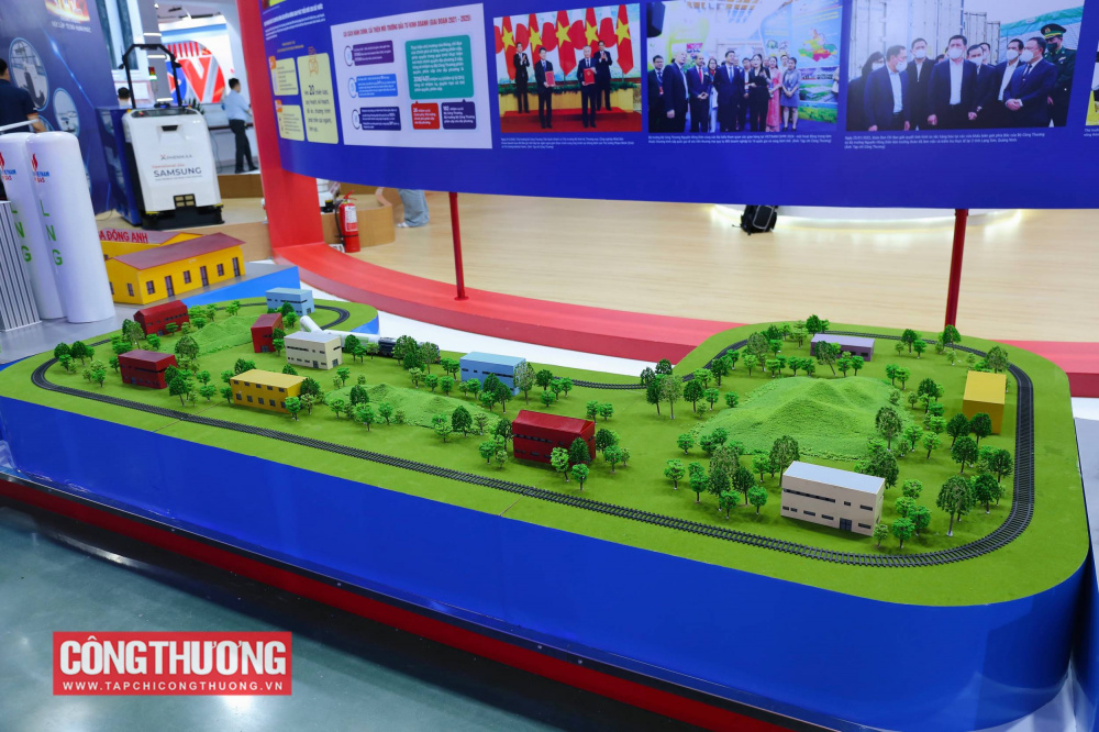 Mô hình chuỗi nhập khẩu, vận chuyển, phân phối LNG được trưng bày tại tại triển lãm 80 năm Ngành Công Thương lớn mạnh cùng đất nước trong khuôn khổ Triển lãm thành tựu Đất nước