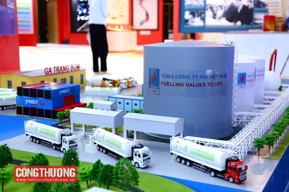 Mô hình chuỗi nhập khẩu, vận chuyển, phân phối LNG được trưng bày tại tại triển lãm 80 năm Ngành Công Thương lớn mạnh cùng đất nước trong khuôn khổ Triển lãm thành tựu Đất nước