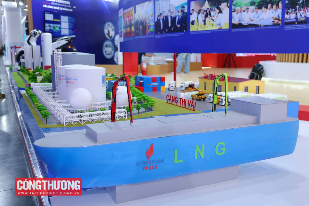 Mô hình chuỗi nhập khẩu, vận chuyển, phân phối LNG được trưng bày tại tại triển lãm 80 năm Ngành Công Thương lớn mạnh cùng đất nước trong khuôn khổ Triển lãm thành tựu Đất nước