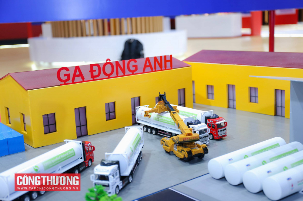 Mô hình chuỗi nhập khẩu, vận chuyển, phân phối LNG được trưng bày tại tại triển lãm 80 năm Ngành Công Thương lớn mạnh cùng đất nước trong khuôn khổ Triển lãm thành tựu Đất nước