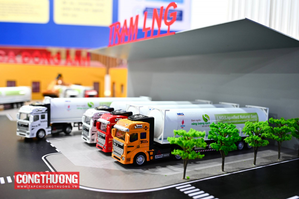 Mô hình chuỗi nhập khẩu, vận chuyển, phân phối LNG được trưng bày tại tại triển lãm 80 năm Ngành Công Thương lớn mạnh cùng đất nước trong khuôn khổ Triển lãm thành tựu Đất nước