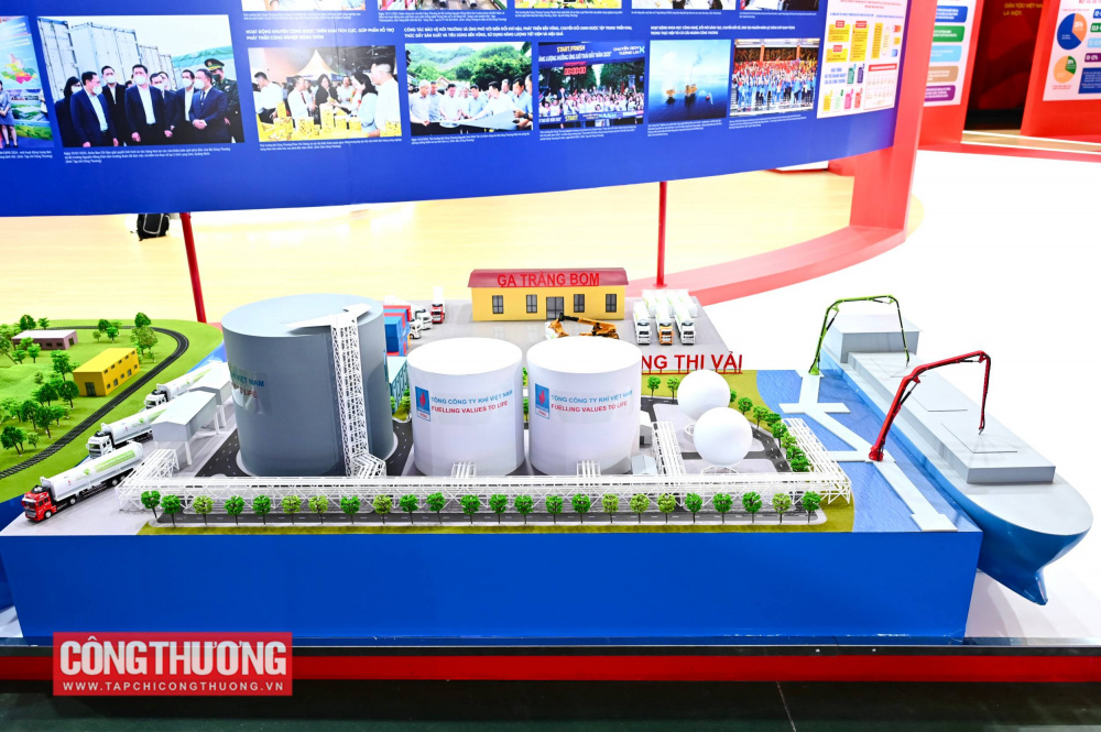 Mô hình chuỗi nhập khẩu, vận chuyển, phân phối LNG được trưng bày tại tại triển lãm 80 năm Ngành Công Thương lớn mạnh cùng đất nước trong khuôn khổ Triển lãm thành tựu Đất nước