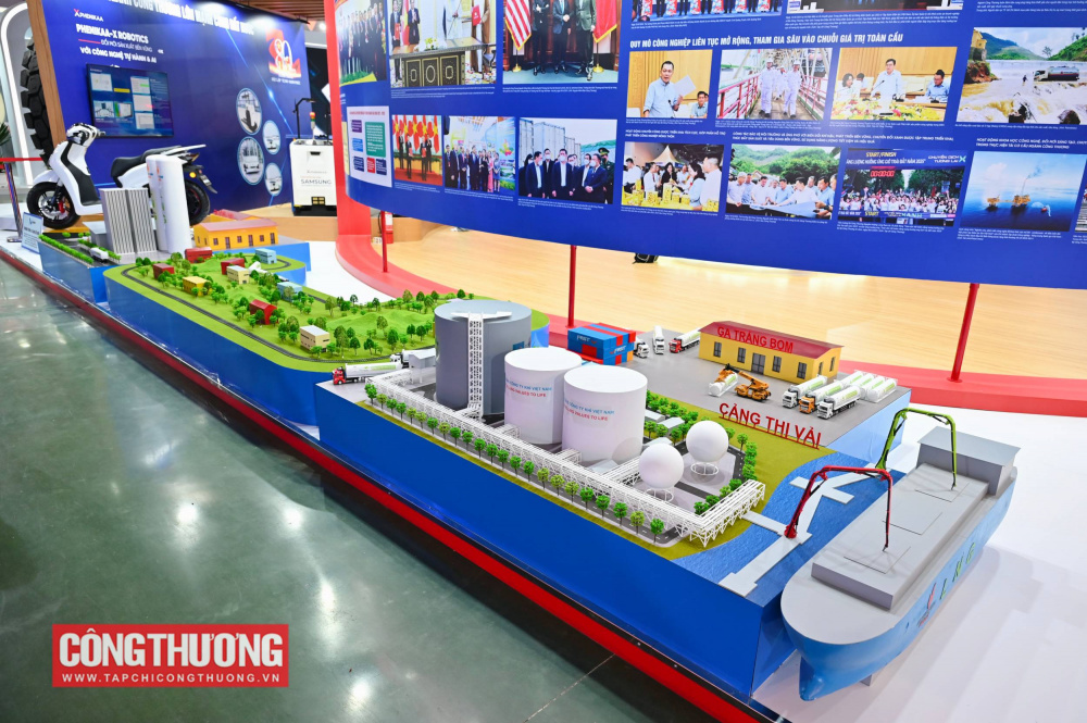 Mô hình chuỗi nhập khẩu, vận chuyển, phân phối LNG được trưng bày tại tại triển lãm 80 năm Ngành Công Thương lớn mạnh cùng đất nước trong khuôn khổ Triển lãm thành tựu Đất nước