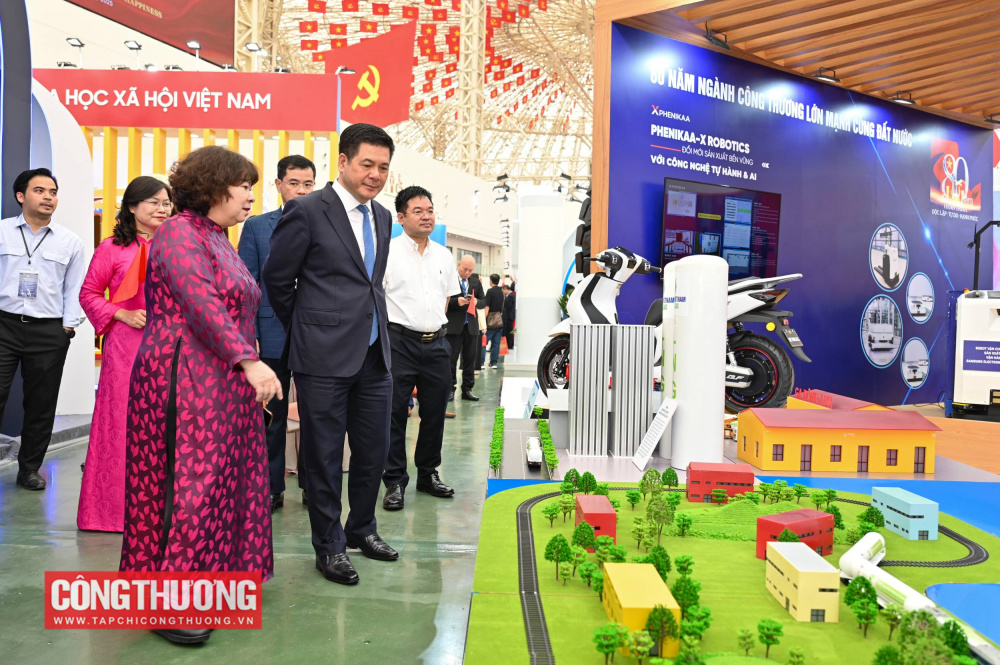 Bộ trưởng Bộ Công Thương Nguyễn Hồng Diên tham quan mô hình chuỗi nhập khẩu, vận chuyển, phân phối LNG