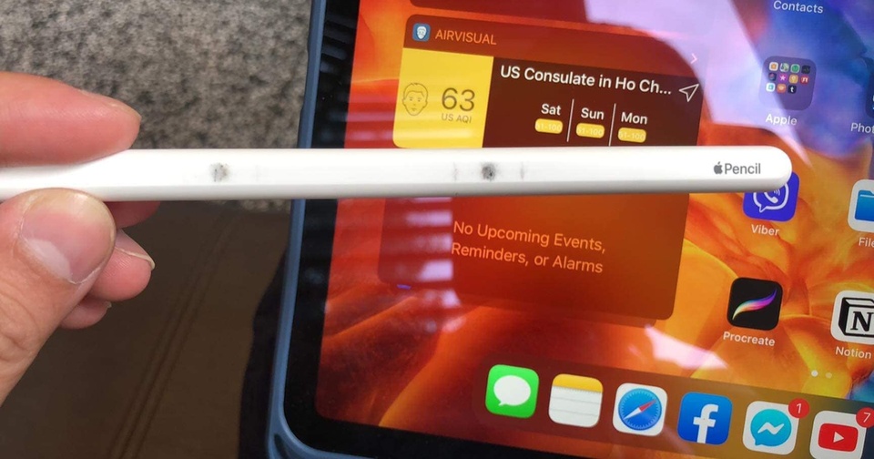 Phản ánh của người tiêu dùng về hiện tượng iPad Pro và Pencil Pro đổi màu khi tiếp xúc trong quá trình sử dụng từng xuất hiện trên các hội nhóm mạng xã hội từ cách đây 5 năm. Ảnh: FBNV.