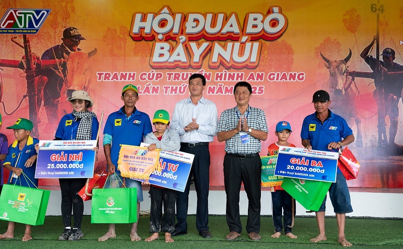 Hội Đua bò Bảy Núi