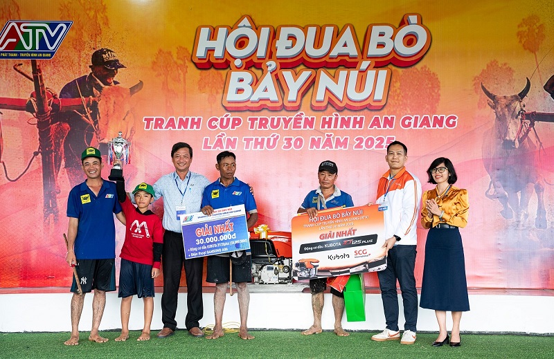 Hội Đua bò Bảy Núi