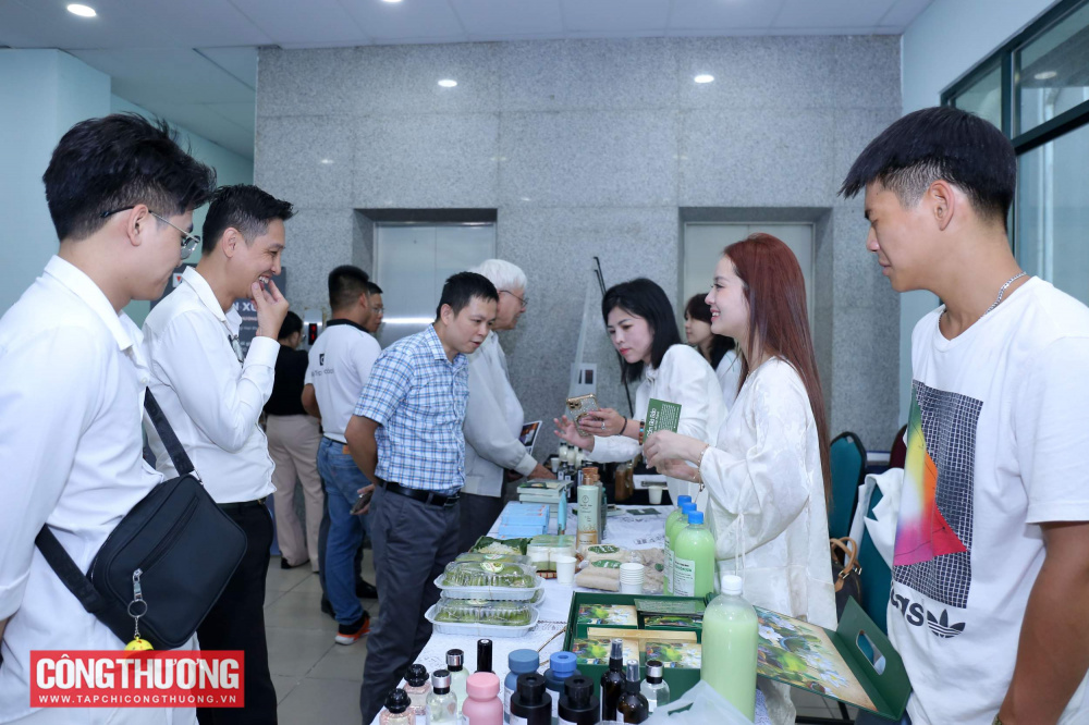 Kết nối sản xuất, thúc đẩy tiêu dùng hướng tới xây dựng hệ sinh thái thương mại điện tử thuần Việt
